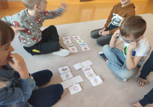 dzieci bawią się w grę z wykorzystaniem kart